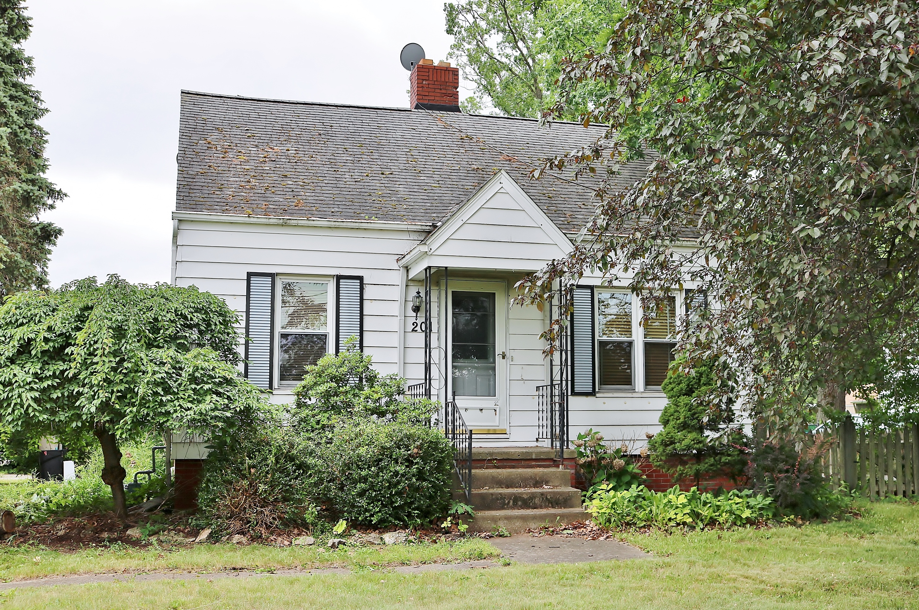 NEW LISTING IN CLEARVIEW SCHOOLS